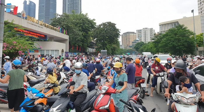 Giao thông trước cổng trường cần được kiểm soát vào giờ cao điểm